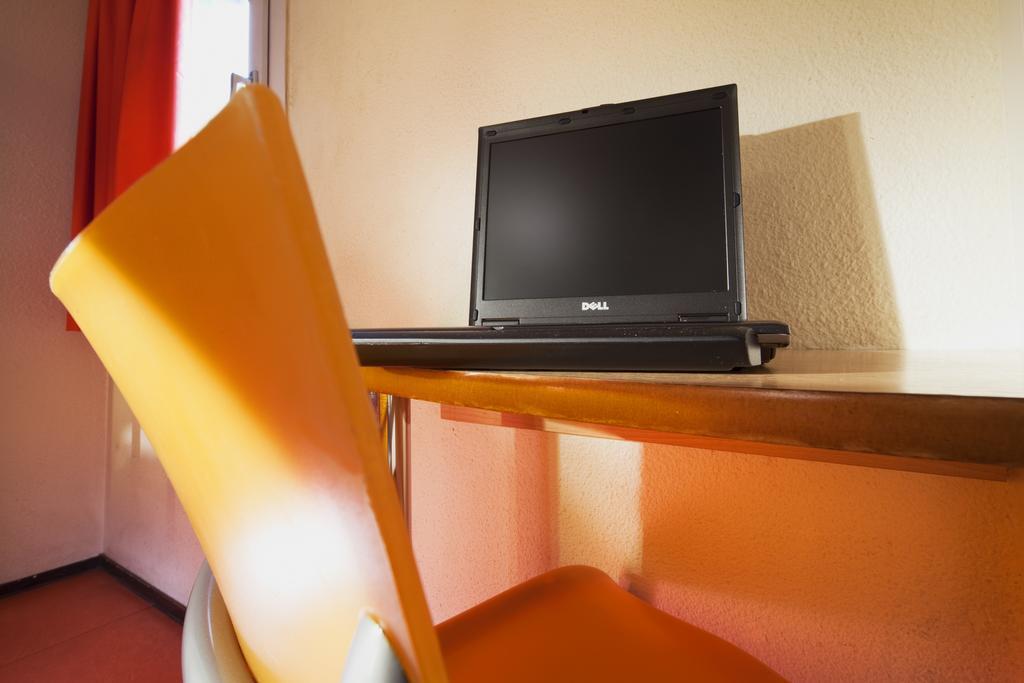Premiere Classe Évreux Habitación foto A Dell Studio 17
