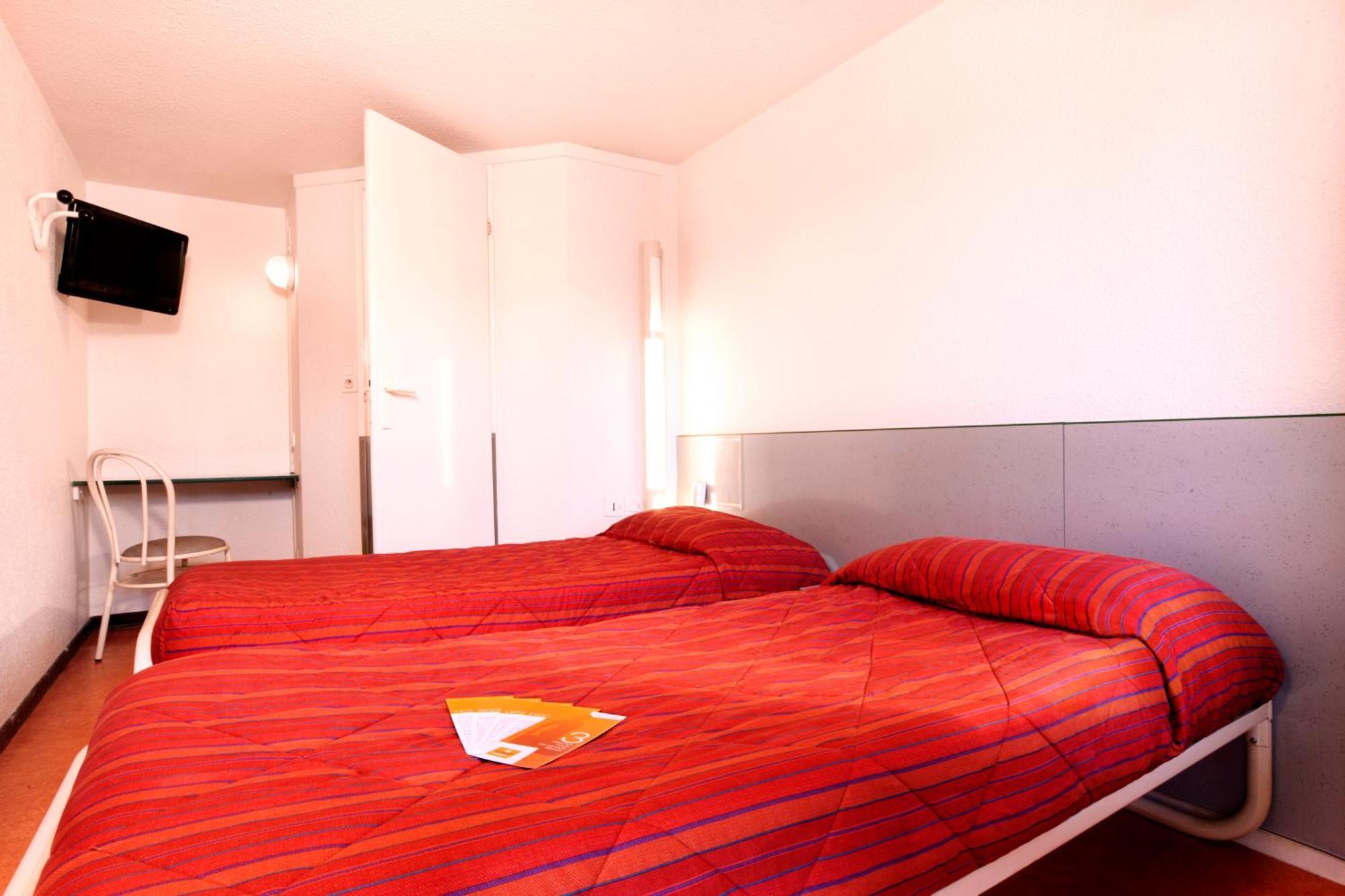 Premiere Classe Évreux Habitación foto A typical room at a Campanile hotel