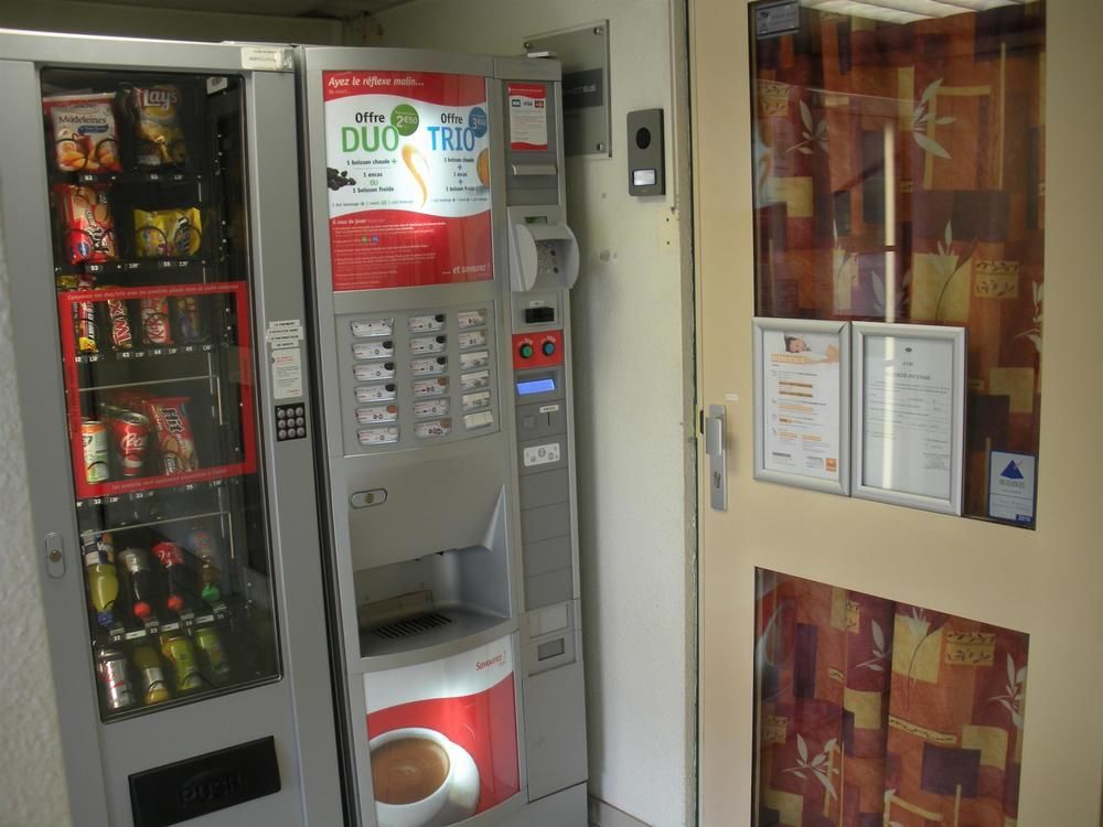 Premiere Classe Évreux Exterior foto A vending machine
