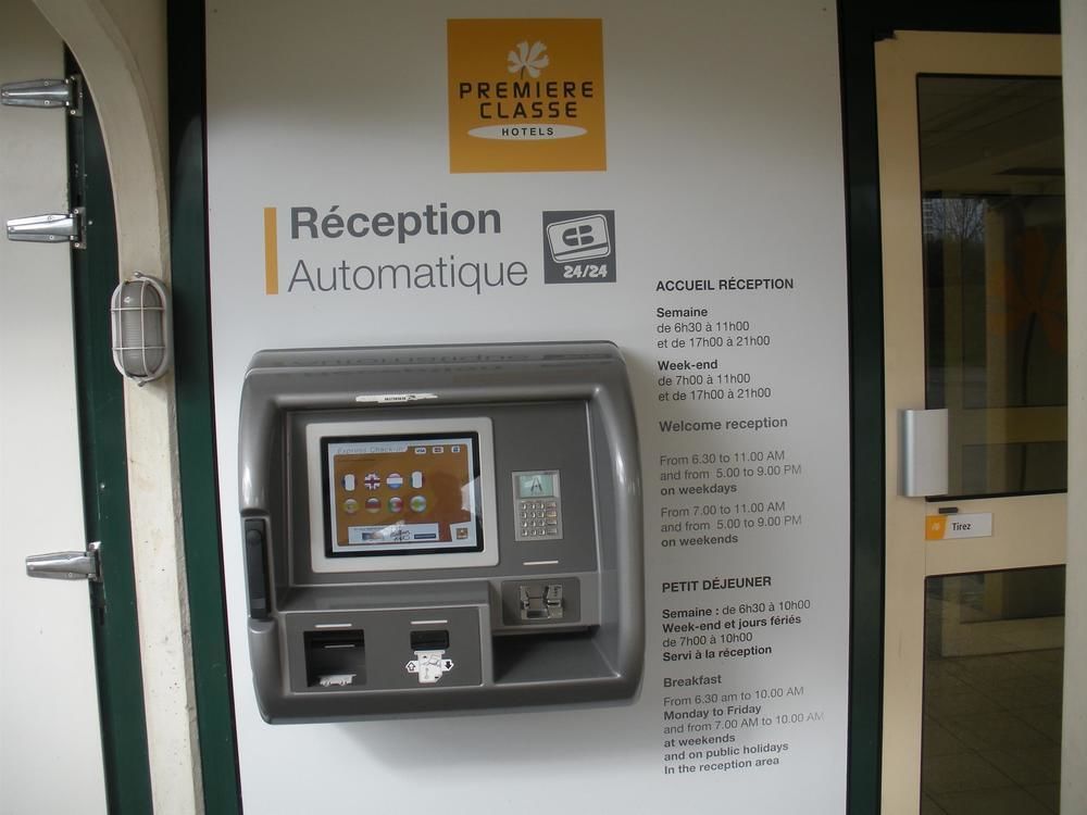 Premiere Classe Évreux Exterior foto An automated hotel check-in machine